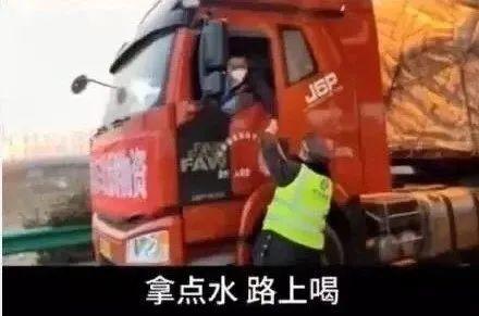 2020年最感人瞬间:总有一些温暖,让人热泪盈眶