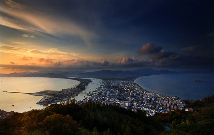 周六/日出发【钦头湾】徒步穿越小众海岸线,爬巨石阵,逛黑沙滩,吃海鲜