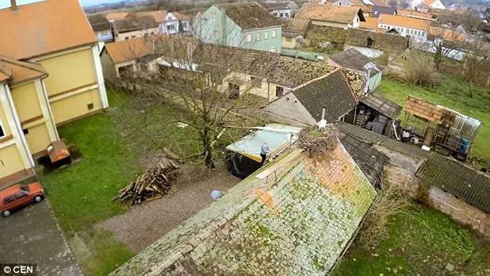 和情人异地17年,每年飞13000公里相见,却在情人生子后离开!这个“负心汉”看哭了全世界……