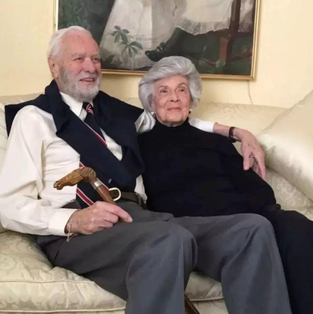 相识6天闪婚,相守73年,临终选择震惊世人:世间最美好的爱情都写在这对老夫妻的脸上!