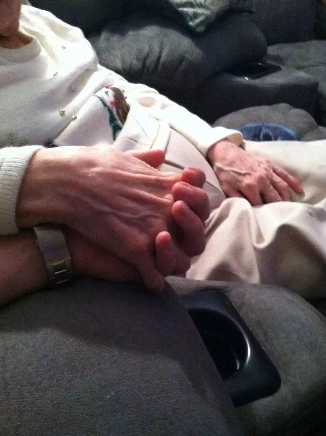 相识6天闪婚,相守73年,临终选择震惊世人:世间最美好的爱情都写在这对老夫妻的脸上!