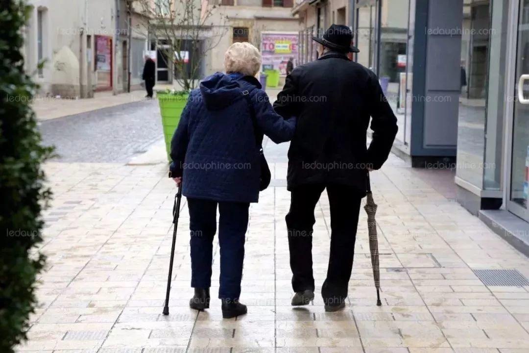 相识6天闪婚,相守73年,临终选择震惊世人:世间最美好的爱情都写在这对老夫妻的脸上!