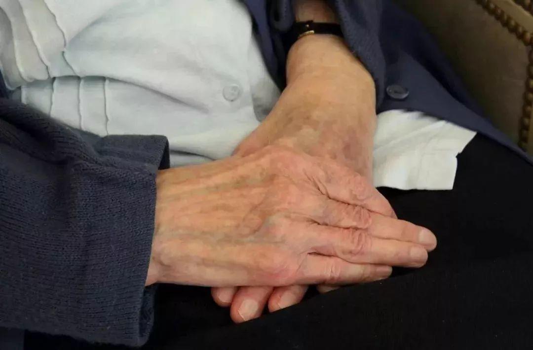 相识6天闪婚,相守73年,临终选择震惊世人:世间最美好的爱情都写在这对老夫妻的脸上!