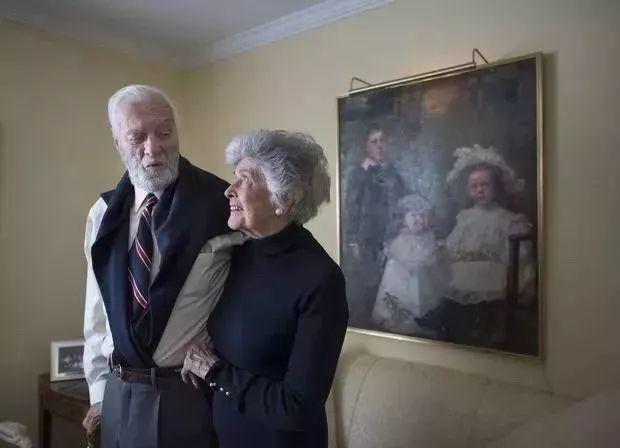 相识6天闪婚,相守73年,临终选择震惊世人:世间最美好的爱情都写在这对老夫妻的脸上!