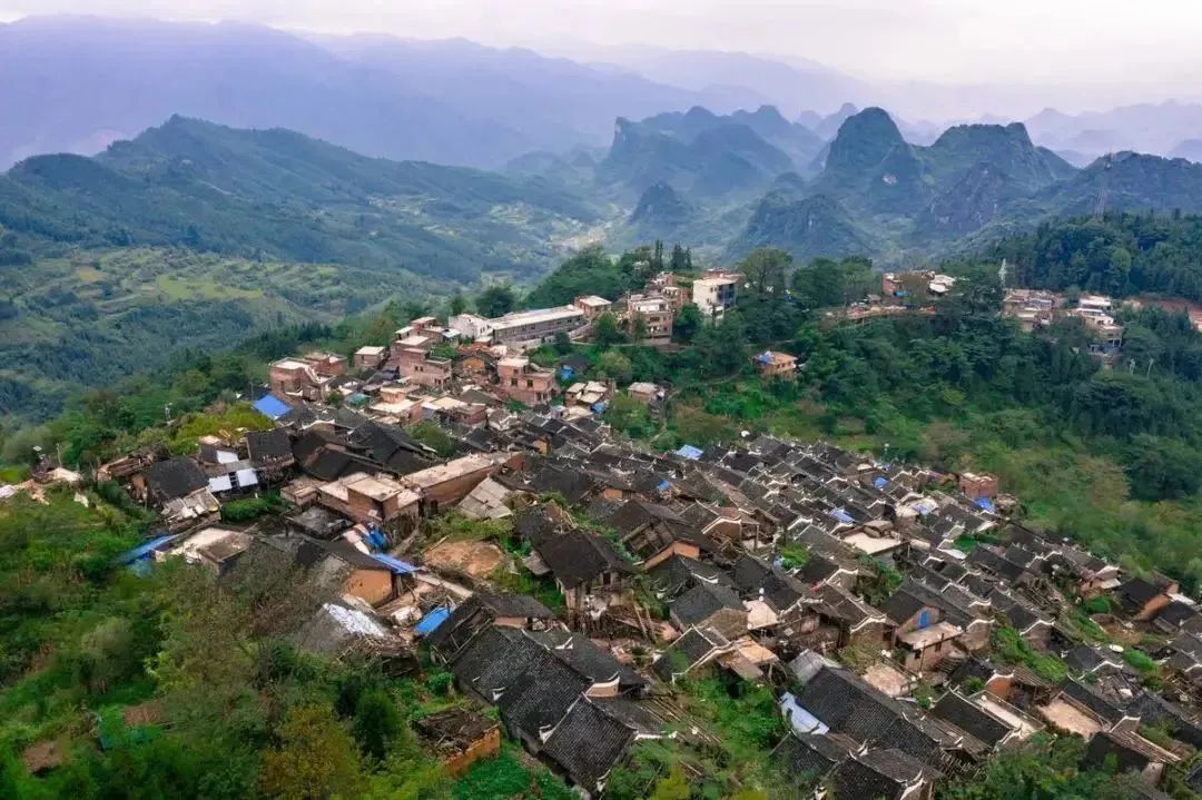 五一【湘粤莽山3天】杜鹃花开、 大美莽山、碧水丹霞高椅岭/马皇丘、瑶族博物馆、万山朝王、油岭瑶寨篝火长桌宴